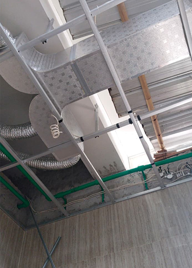 Teknisi HVAC Bekerja